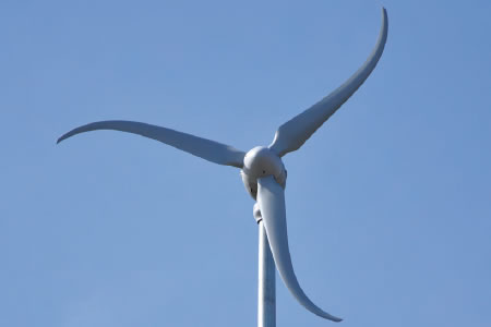 Vue de face de l'éolienne Skystream 3.7