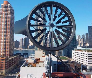 Une éolienne Windtronics installée sur toit en ville
